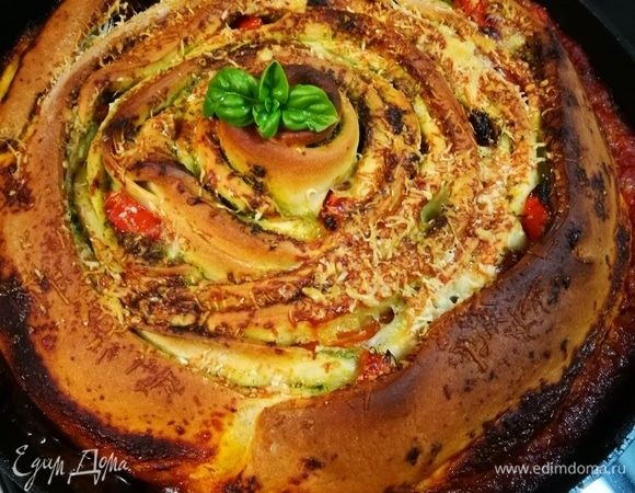 Достать из духовки и дать отдохнуть минут 8–10. Соус снизу почти весь впитается в тесто, а верх пиццы останется хрустящим!