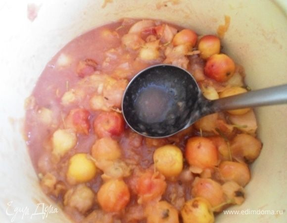 Яблоки хорошо вымыть, нарезать кусочками (если маленькие, то разрезать пополам). В кастрюлю влить воду (на 3 кг яблок примерно стакан воды) и поставить варить на средний огонь. Варить, помешивая, до мягкости яблок.