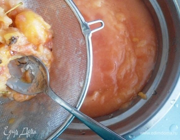 Частями перетереть яблоки через сито.