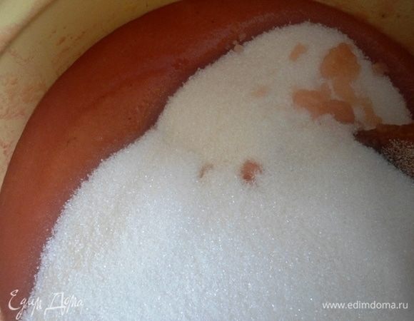 Полученное пюре и сахар смешать, поставить на огонь. После закипания убавить огонь до среднего уровня и варить 25 минут, помешивая. По желанию добавить корицу, перемешать.