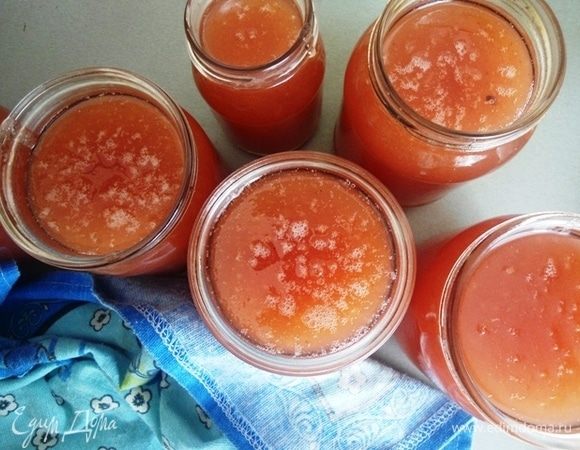 Разложить горячее повидло по стерилизованным банкам, накрыть марлей и оставить на столе до остывания, чтобы сверху появилась пленка. Закрыть сухими чистыми крышками. Хранить в прохладном месте.