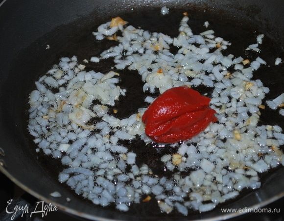 Первым делом обжарим лук на оливковом масле и добавим томатную пасту ТМ «Помидорка».