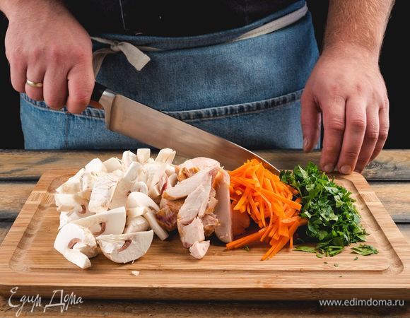 Н<span>арежьте куриную грудку, шампиньоны, морковь и петрушку.</span>