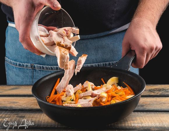 О<span>бжарьте все, кроме петрушки, на растительном масле.</span>