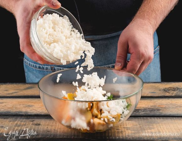 С<span>мешайте в салатнике вареный рис «Бальдо» «Националь», зажарку и петрушку.</span>