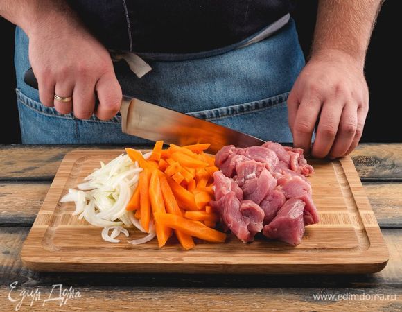 Н<span>арежьте мясо ломтиками, морковь </span>— <span>крупной соломкой, а лук — полукольцами.</span>