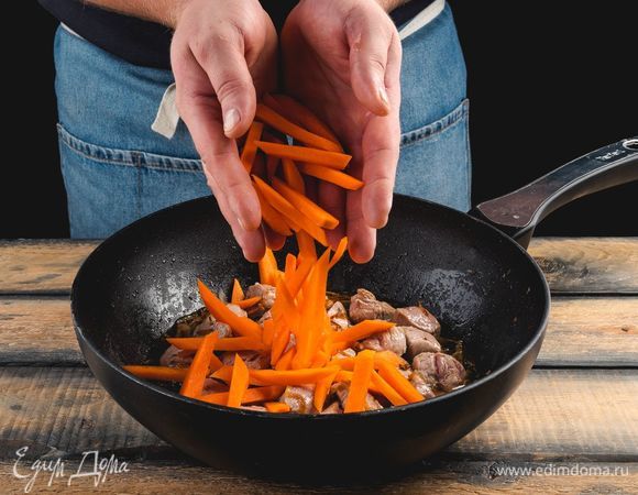 Д<span>обавьте сырую морковь, перемешайте и жарьте все до ее размягчения.</span>
