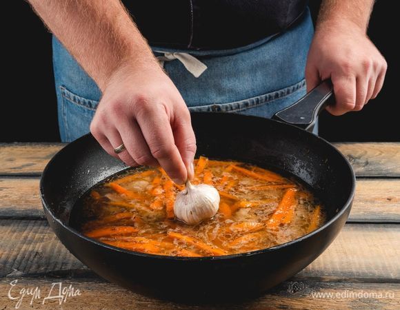 Добавьте целую головку <span>чеснока, уменьшите пламя до среднего уровня, потомите блюдо 10</span>–<span>15 минут.</span>