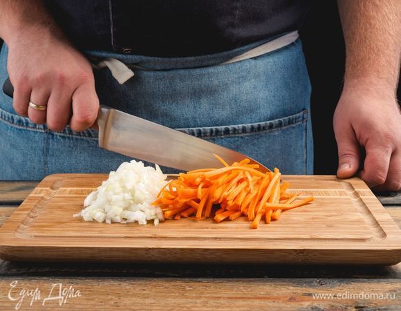 Л<span>ук нарежьте кубиками, морковку — соломкой.</span>