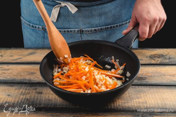 Обжарьте в глубокой сковороде лук и морковь до прозрачности.