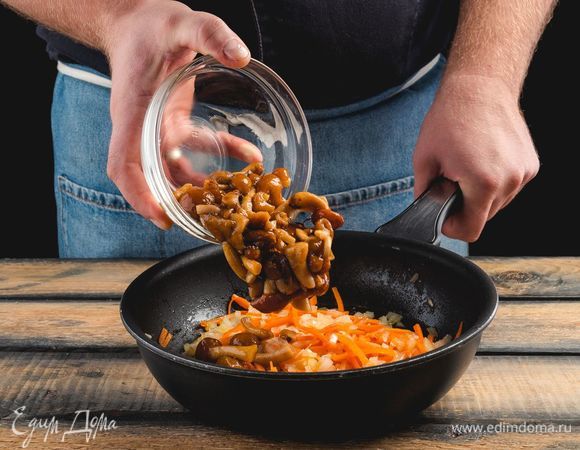 Д<span>обавьте грибы и жарьте, пока не испарится вся жидкость.</span>