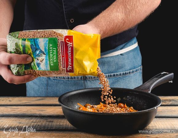 В<span>ыложите в сковороду гречку «Алтайская» «Националь». и залейте горячей водой. готовьте кашу</span>