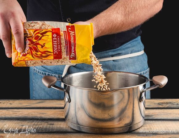 О<span>тварите с</span>месь риса «Феникс» «Националь» <span>до готовности, откиньте на дуршлаг.</span>