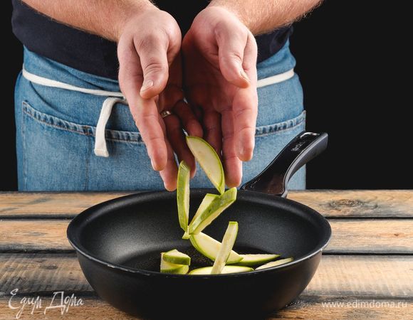 Ц<span>укини нарежьте ломтиками, слегка обжарьте на растительном масле.</span>