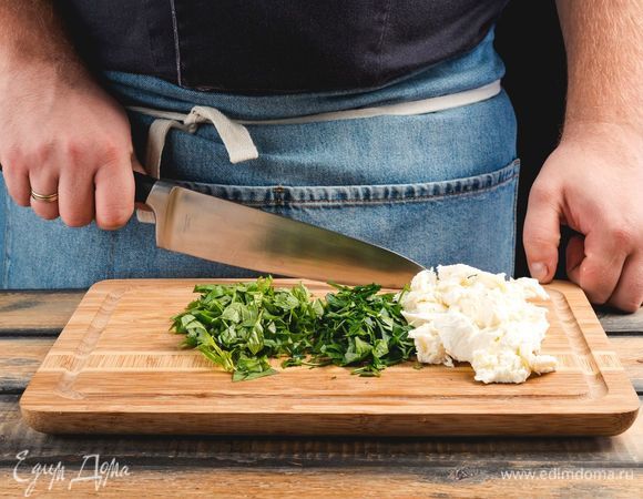 <span>Измельчите моцареллу, мелко нашинкуйте петрушку и базилик.</span>
