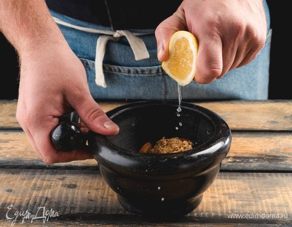 М<span>индаль измельчите в ступке, смешайте с оливковым маслом, горчицей и лимонным соком.</span>