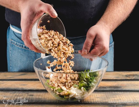 С<span>оедините в миске отваренную с</span>месь риса «Феникс» «Националь»<span>, кабачки, сулугуни и заправку.</span>