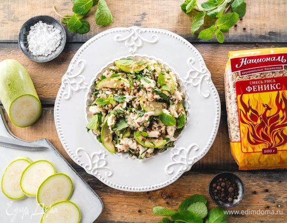 П<span>еред подачей украсьте каждую порцию салата листьями мяты.</span>