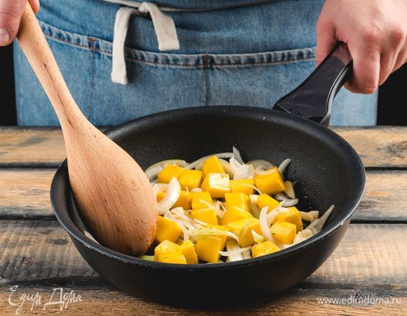 О<span>бжарьте в растительном масле измельченные чеснок, лук, тыкву.</span>