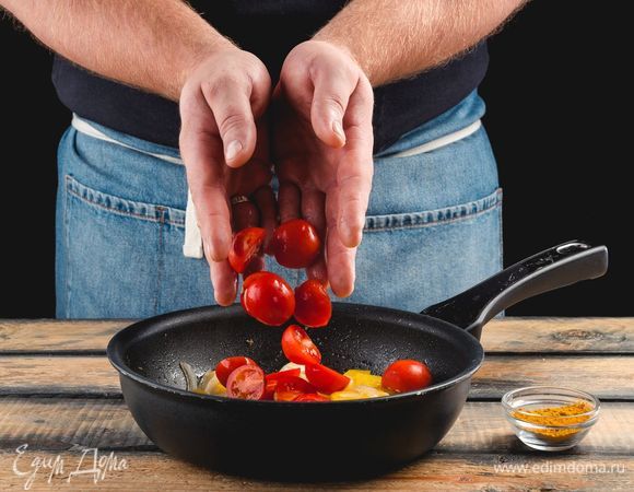 Раз<span>режьте помидоры пополам, отправьте в сковороду.</span>