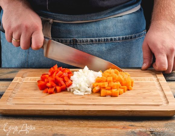 Нарежьте <span>лук кубиками, морковь — соломкой, сладкий перец — ломтиками.</span>