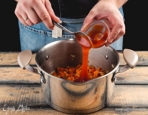 В <span>большой кастрюле сделайте из овощей зажарку с добавлением томатной пасты.</span>