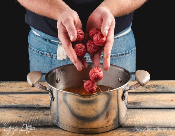 С<span>формируйте из фарша тефтели, выложите в кипящий бульон.</span>