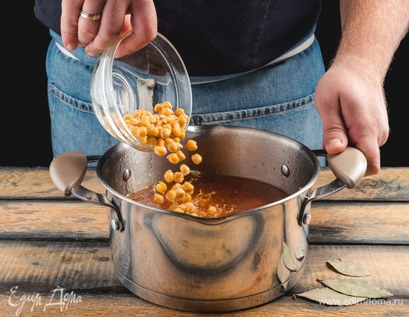 П<span>очти готовый нут </span><span>«Националь» </span><span>добавьте в кастрюлю и варите еще 10 минут.</span>