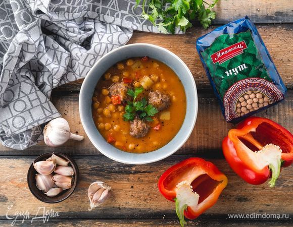 Посолите и поперчите, положите лавровый лист, дайте супу настояться. Подавайте с рубленой зеленью и чесноком.