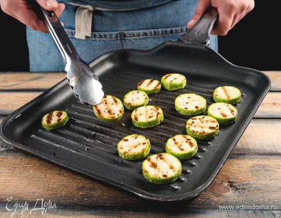 Н<span>арежьте кабачок кружками, сбрызните растительным маслом, посыпьте прованскими травами и подрумяньте на сковороде-гриль.</span>