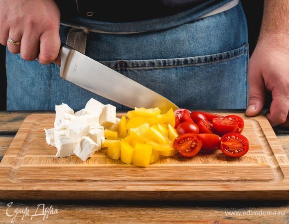 На<span>режьте помидоры черри пополам, сладкий перец — ломтиками, брынзу — крупными кубиками.</span>