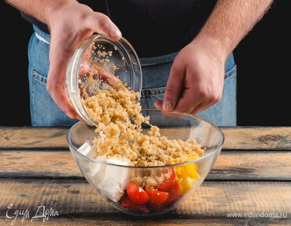 Сложите все ингредиенты в миску, перемешайте.