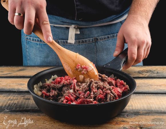 О<span>бжарьте лук и фарш до готовности.</span>