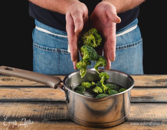 О<span>тварите брокколи в подсоленной воде 10</span>–<span>12 минут. Опустите в холодную воду и откиньте на дуршлаг.</span>