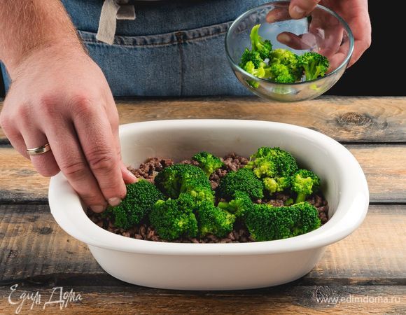 С<span>верху положите соцветия брокколи.</span>