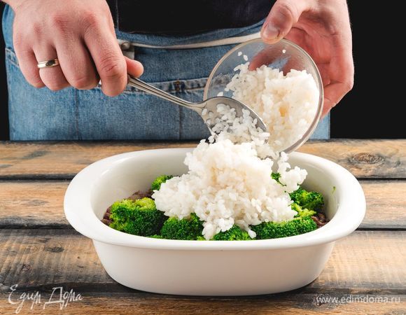 Р<span>авномерно засыпьте капусту вареным рисом </span>«Краснодарский» «Националь»<span>.</span>