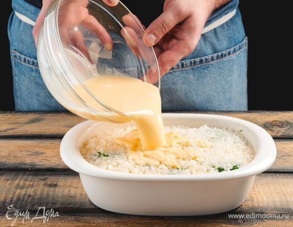 В<span>збейте молоко с яйцами, добавьте соль и специи. Залейте смесью фарш с капустой и рисом.</span>