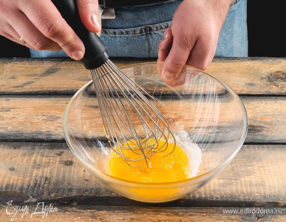 О<span>тделите белки от желтков. Желтки разотрите с сахаром в светлую массу.</span>