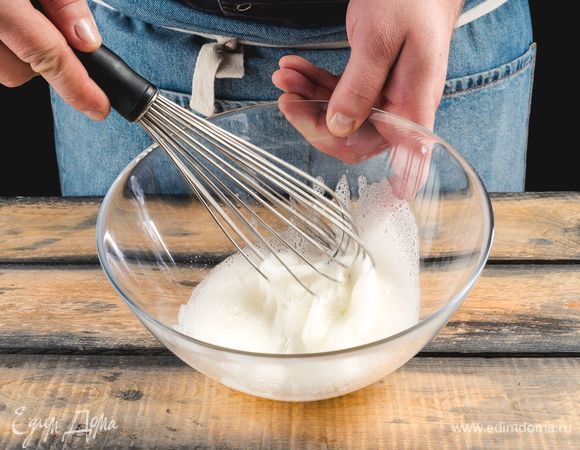 Б<span>елки взбейте в пышные пики с добавлением щепотки соли.</span>