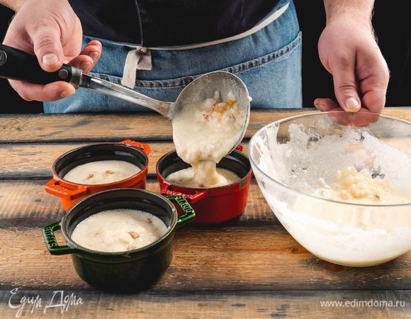 Ф<span>ормочки для запекания смажьте маслом и наполните рисовой массой на ¾. Поставьте в духовку при 170°C на 20</span>–<span>30 минут.</span>