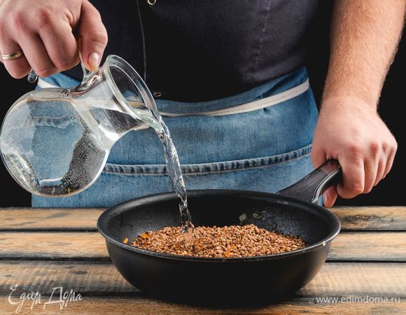 <span>Залейте блюдо горячей водой. </span>Г<span>отовьте кашу под крышкой на медленном огне, пока жидкость полностью не впитается.</span>