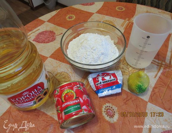 Подготовить все ингредиенты для теста: мука, дрожжи, томатная паста ТМ «Помидорка», растительное масло, соль, сахар, теплая вода. 