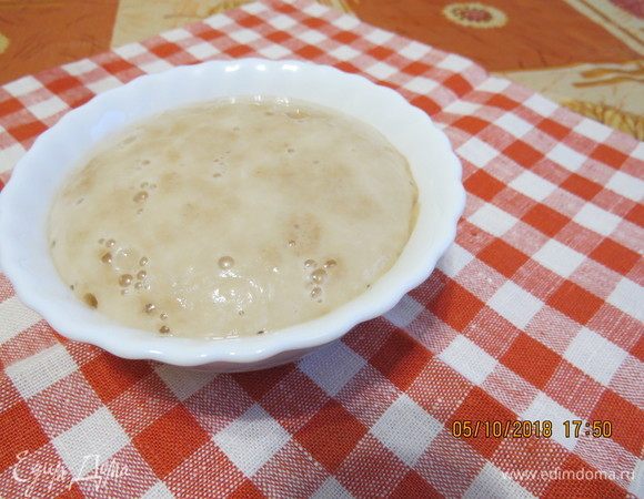 В 100 мл теплой воды растворить дрожжи с сахаром, дать настояться.