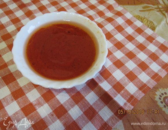 В другой емкости смешать томатную пасту ТМ «Помидорка», растительное масло и еще 100 мл теплой воды. В оставшиеся 100 мл теплой воды добавить соль.