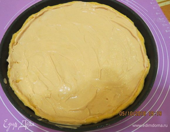 Тесто тонко раскатать, переложить в форму, смазать соусом (смесью томатной пасты и майонеза).