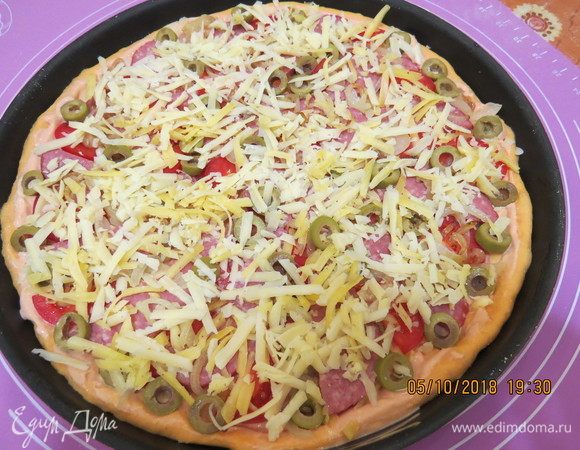 Посыпать сыром и поставить в разогретую до 200°C духовку на 20–25 минут.