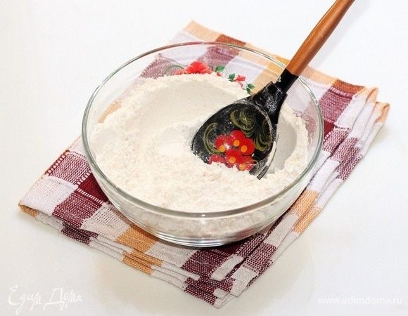 Приготовим тесто для пиццы. Смешиваем муку с дрожжами и просеиваем.