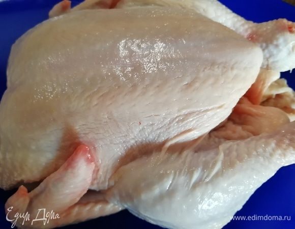 Тушку курицы хорошо помоем и обсушим.