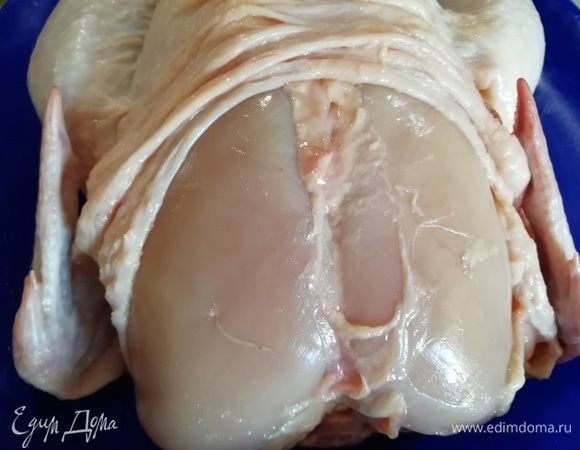 Аккуратно отделяем кожу от грудки. Во время снятия кожицы нам встретятся крылышки. Отрезаем их по суставу, они останутся целыми.
