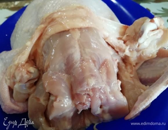 Переворачиваем курочку и отделяем кожу от спинки.